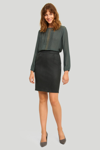 Zielona bluzka z ozdobnymi plisami