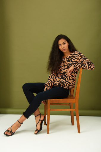 Wiskozowa bluzka z nadrukiem i troczkami przy dekolcie