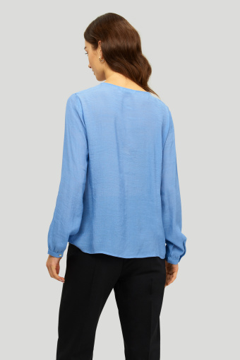 Elegancka, niebieska bluzka z dekoracyjną falbanką