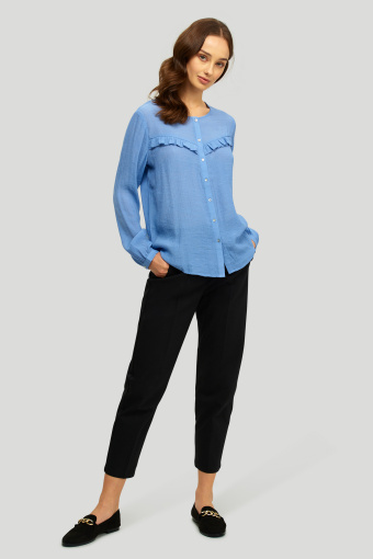 Elegancka, niebieska bluzka z dekoracyjną falbanką