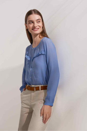 Elegancka, niebieska bluzka z dekoracyjną falbanką