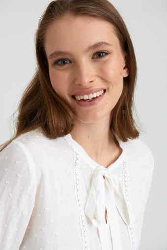 Romantyczna, biała bluzka z wiązaniem przy dekolcie