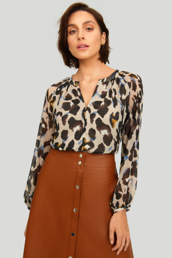 Stylowa bluzka z dekoltem w szpic, nadruk w panterkę