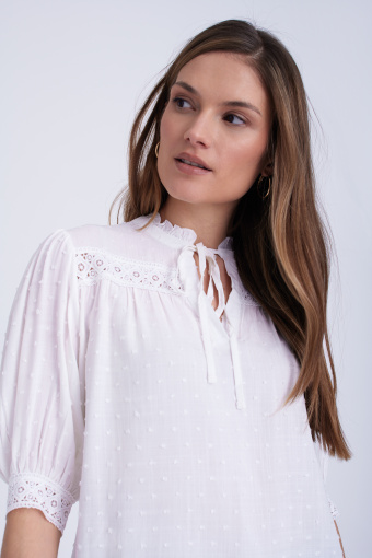 Biała bluzka z tkaniny plumeti