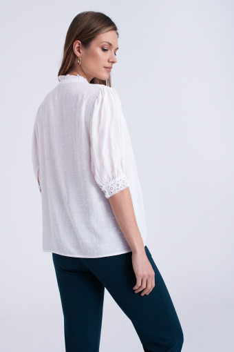 Biała bluzka z tkaniny plumeti