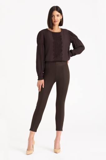 Ciemnobrązowa bluzka z subtelną koronką