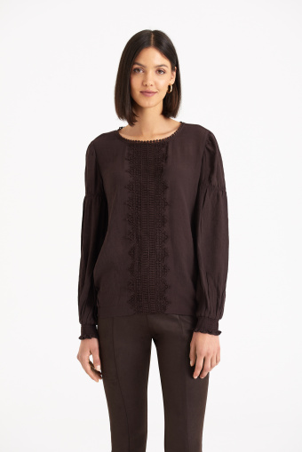 Ciemnobrązowa bluzka z subtelną koronką