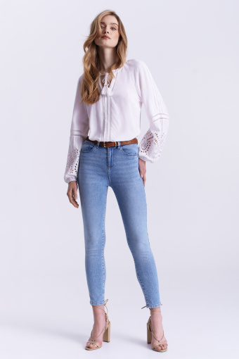 Biała bluzka z koronkową aplikacją