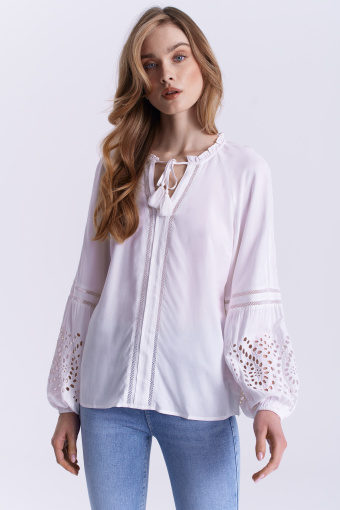 Biała bluzka z koronkową aplikacją