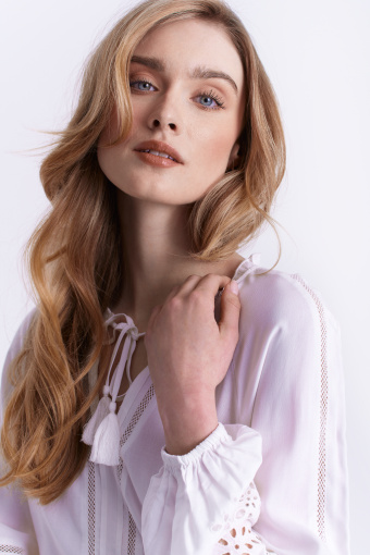 Biała bluzka z koronkową aplikacją