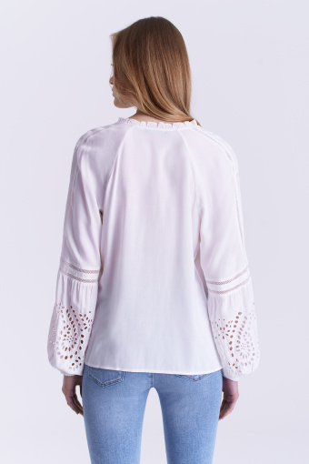 Biała bluzka z koronkową aplikacją