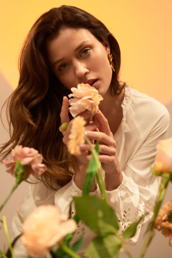 Biała bluzka z koronkową aplikacją