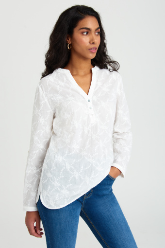 Biała, haftowana bluzka, dekolt V