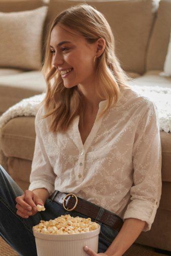 Biała, haftowana bluzka, dekolt V