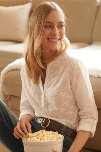 Biała, haftowana bluzka, dekolt V