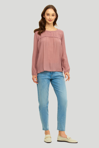 Elegancka, różowa bluzka z dekoracyjnymi mereżkami Elegancka, różowa bluzka z dekoracyjnymi mereżkami