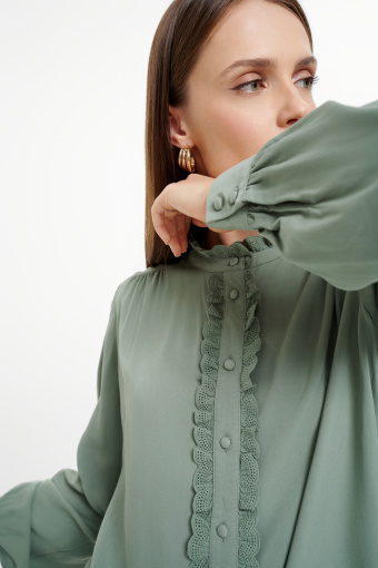 Pastelowo-zielona bluzka z riuszką
