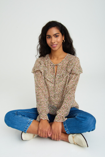 Romantyczna bluzka z nadrukiem w kwiaty i falbankami Romantyczna bluzka z nadrukiem w kwiaty i falbankami