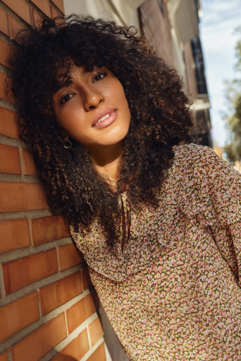 Romantyczna bluzka z nadrukiem w kwiaty i falbankami Romantyczna bluzka z nadrukiem w kwiaty i falbankami