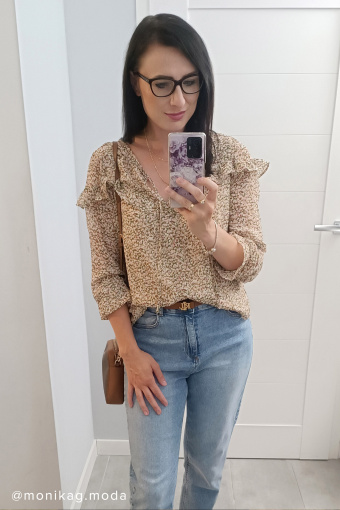 Romantyczna bluzka z nadrukiem w kwiaty i falbankami Romantyczna bluzka z nadrukiem w kwiaty i falbankami