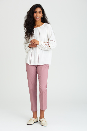 Wiskozowa bluzka z ozdobnymi haftami na rękawach, biała