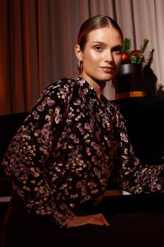 Klasyczna, czarna koszula z nadrukiem w kwiaty