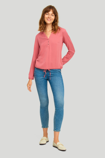 Luźna, koralowa bluzka z długim rękawem