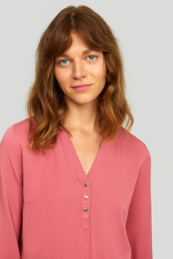 Luźna, koralowa bluzka z długim rękawem