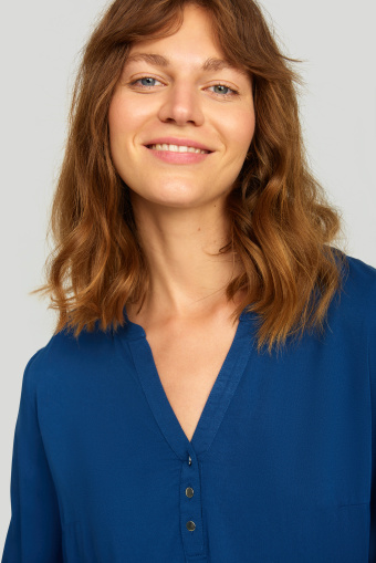 Ciemnoniebieska bluzka z troczkiem u dołu