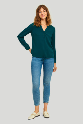 Ciemnozielona bluzka, dekolt typu henley