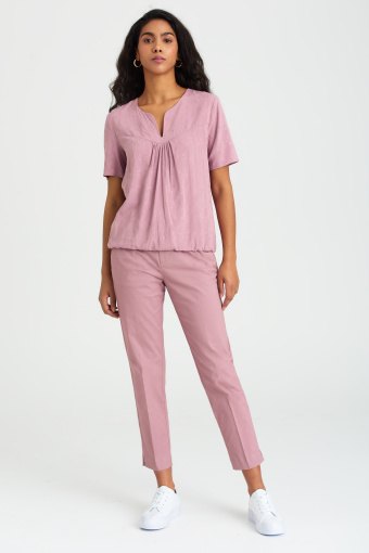 Wiskozowa, haftowana bluzka w różowym kolorze