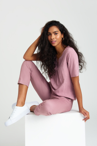 Wiskozowa, haftowana bluzka w różowym kolorze