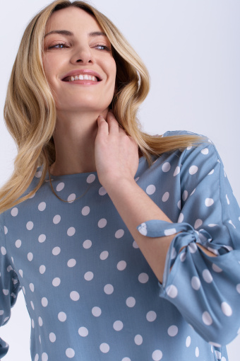 Niebieska bluzka w grochy, rękaw 3/4