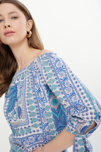 Błękitna wiskozowa bluzka typu hiszpanka