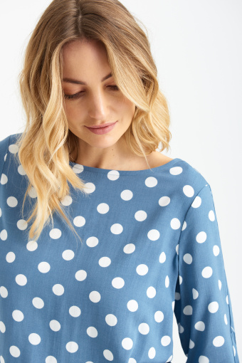 Błękitna bluzka w białe groszki, rękawy 3/4