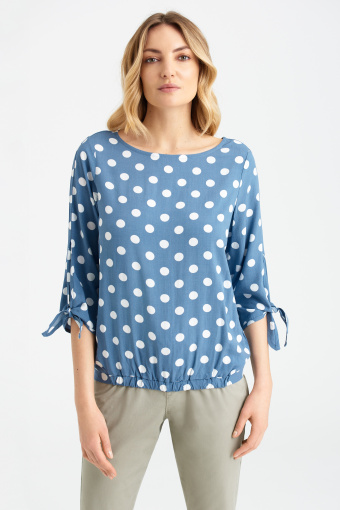 Błękitna bluzka w białe groszki, rękawy 3/4