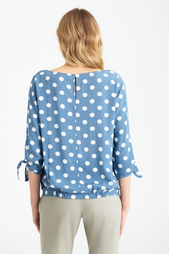 Błękitna bluzka w białe groszki, rękawy 3/4