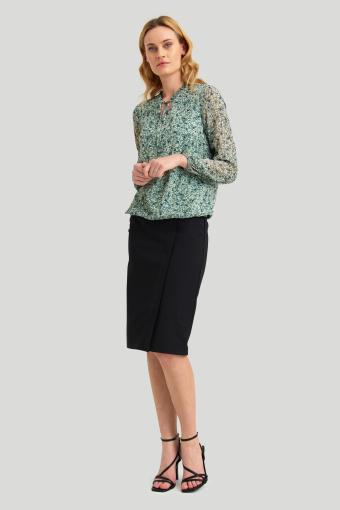 Jasnozielona bluzka z riuszką, nadruk w drobne kwiaty