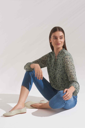 Jasnozielona bluzka z riuszką, nadruk w drobne kwiaty