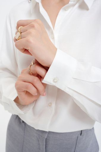 Klasyczna biała koszula z wiskozą Klasyczna biała koszula z wiskozą