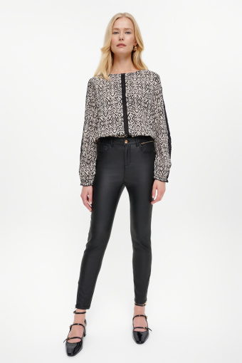 Stylowa czarno-biała bluzka z printem