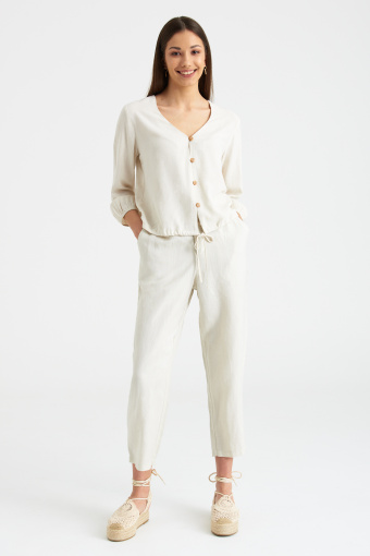 Kremowa bluzka z dekoracyjnymi guzikami, rękaw 3/4