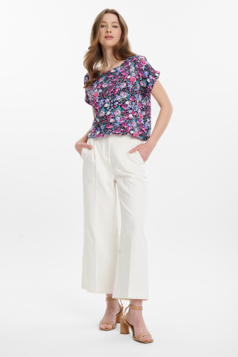 Czarna bluzka w kwiaty z wiązaniem u dołu Czarna bluzka w kwiaty z wiązaniem u dołu