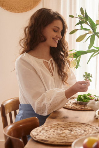 Biała bluzka z ozdobnymi haftami na rękawach