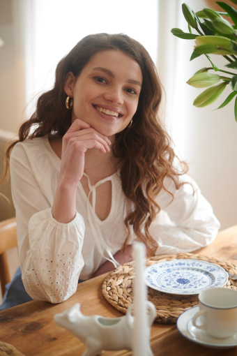 Biała bluzka z ozdobnymi haftami na rękawach