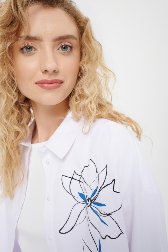 Biała koszula z kwiatową aplikacją Biała koszula z kwiatową aplikacją
