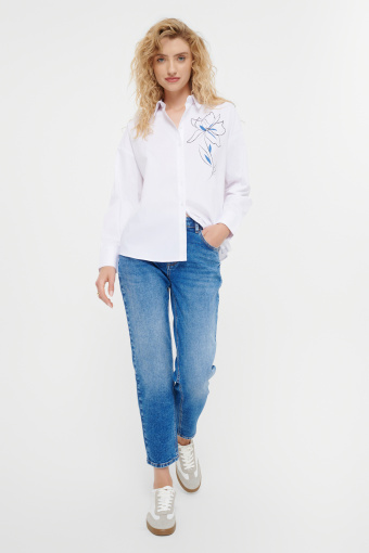 Biała koszula z kwiatową aplikacją Biała koszula z kwiatową aplikacją