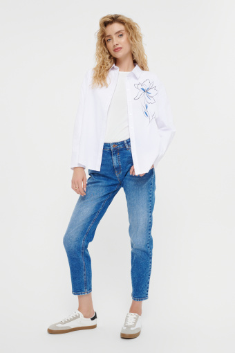 Biała koszula z kwiatową aplikacją Biała koszula z kwiatową aplikacją