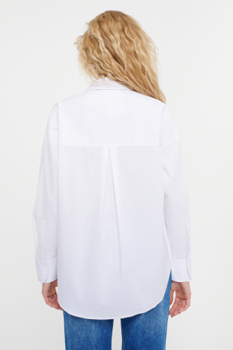 Biała koszula z kwiatową aplikacją Biała koszula z kwiatową aplikacją