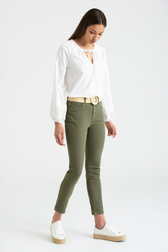 Biała bluzka z ozdobnymi haftami na rękawach